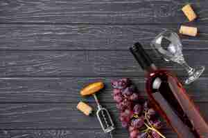 Бесплатное фото Копия пространство бутылки вина на столе
