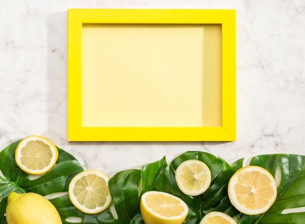 Foto gratuita copia la scheda dello spazio con i limoni