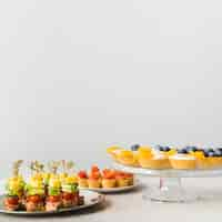 Foto gratuita dessert di catering copia-spazio