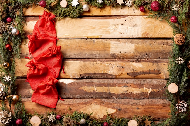 Foto gratuita copia spazio decorazioni natalizie con sacchetti rossi