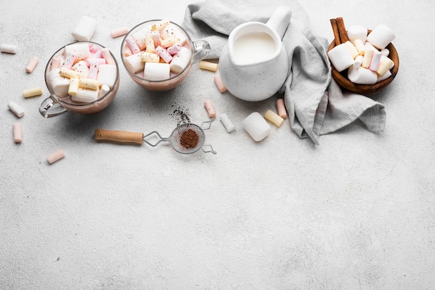 Free photo copy-space cup with hot marshmallow drinks