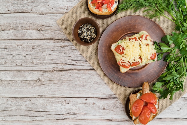 Foto gratuita bruschette deliziose copia-spazio sul tavolo