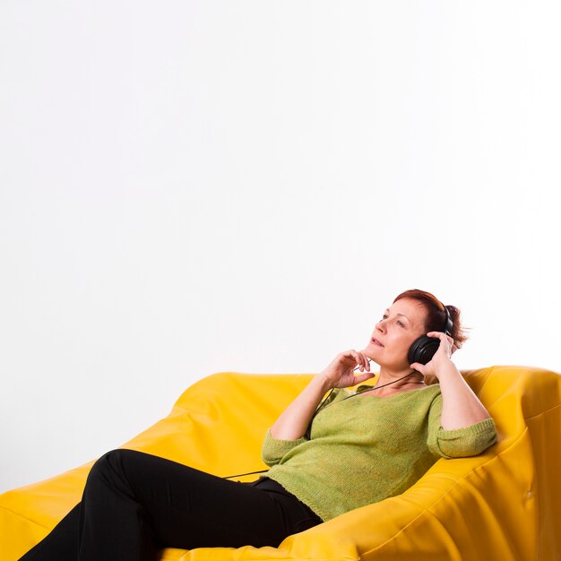 Free Photo copy-space elder female listening music