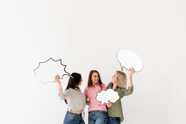 Foto gratuita amici femminili di copia-spazio che tengono la bolla di chiacchierata