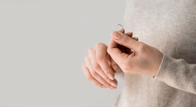 結婚指輪を保持しているコピースペース女性
