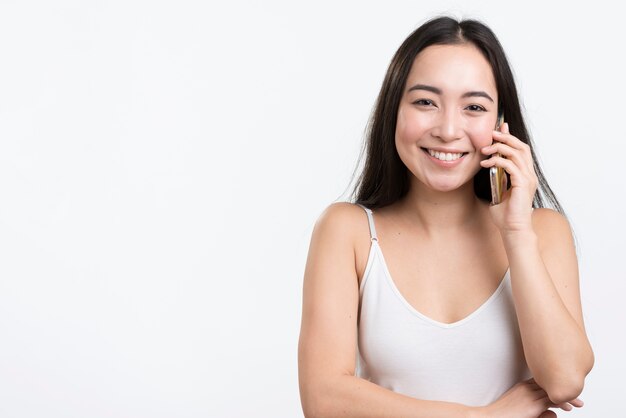전화를 통해 얘기하는 복사 공간 여성