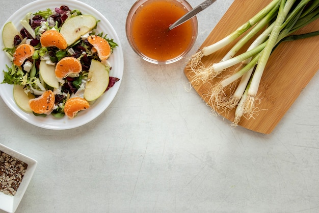 Foto gratuita copia-spazio di insalata fresca