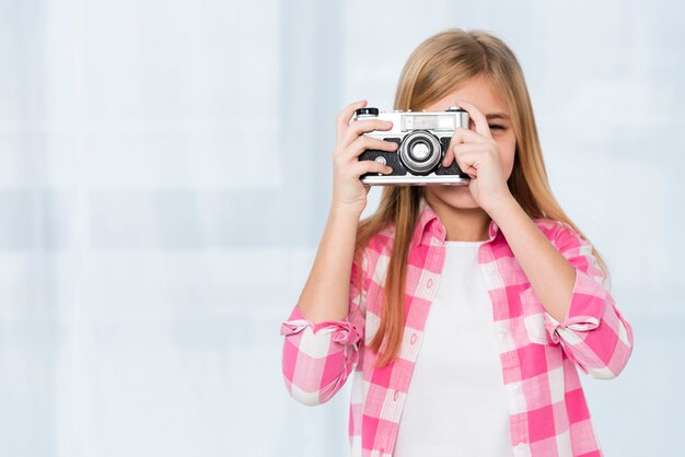 写真を撮るコピースペースの女の子