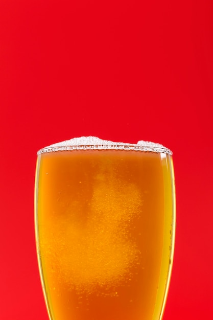 Foto gratuita copia-spazio vetro con birra con schiuma