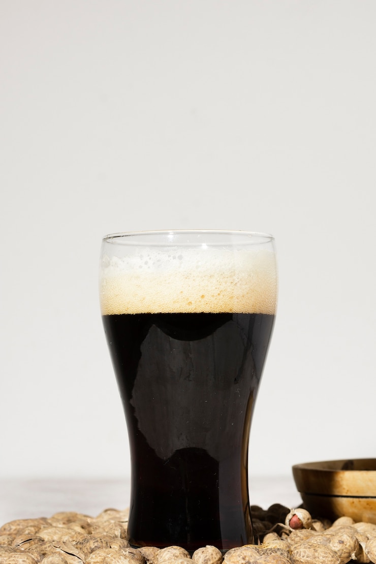 Free Photo copy-space glass with brune beer on table