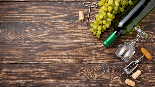 Копирование пространства винограда и вина на столе