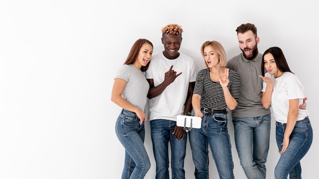 Free photo copy-space group of friends taking selfies