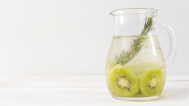 Foto gratuita vaso copia-spazio con bevanda al kiwi