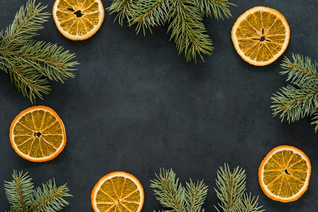Скопируйте пространство ломтиками лимона и иголками сосны