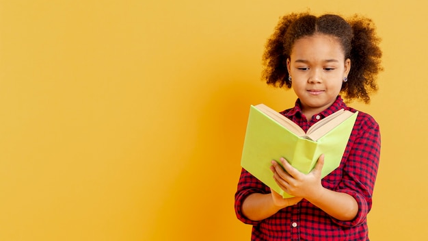 コピースペースの小さな女の子の読書