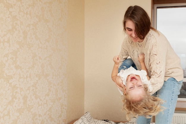 Бесплатное фото Копи-пространство матери и дочери играет
