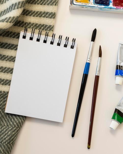 Free photo copy space notepad and paint brushes