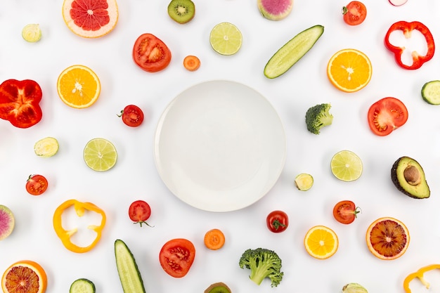 Free photo copy space place surrounded by slices of fruit