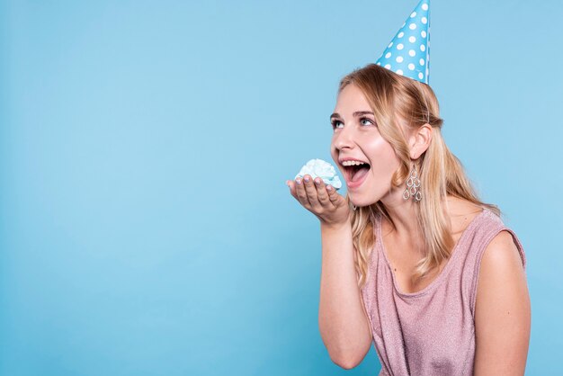 コピースペース遊び心のある女性がケーキを食べる