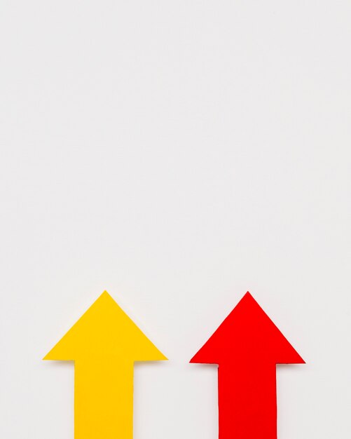복사 공간 빨간색과 노란색 화살표 기호