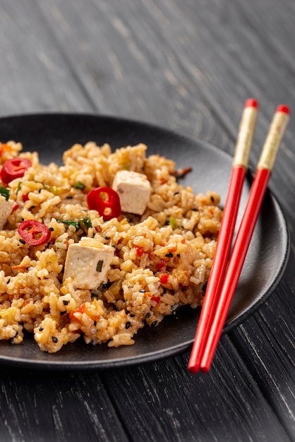 Бесплатное фото Скопируйте космический рис с овощами на тарелку и палочки для еды с копией пространства