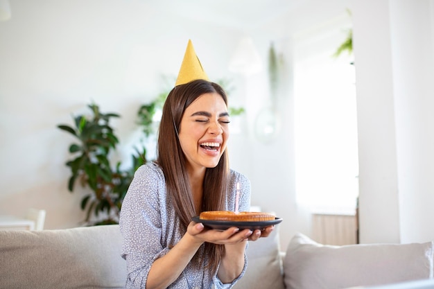 ビデオ通話で友人と誕生日のお祝いイベントをしている陽気な若い女性のスペースショットをコピー彼女はラップトップカメラに向かって白ワインのグラスでお祝いの乾杯をしています