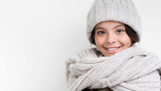 Copy-space смайлик маленькая девочка в шляпе и шарфе