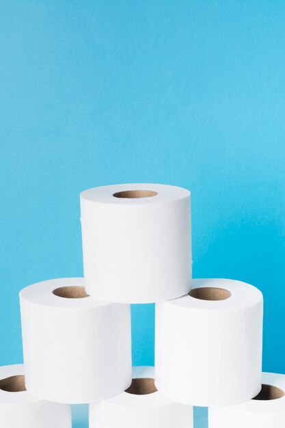 Copy-space стопка туалетной бумаги
