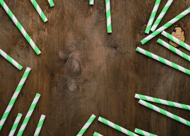 Скопируйте космические соломинки в зеленых и белых тонах