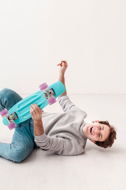 Free photo copy-space teenage boy with skateboard