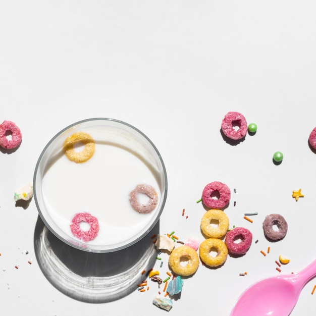 Free photo copy space white background with fruit loop