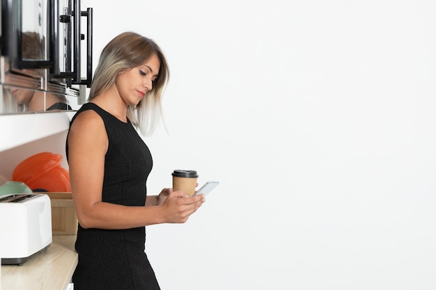 Бесплатное фото Копирование пространства с женщиной, держащей кофе