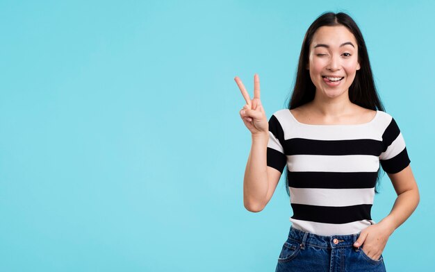 コピースペース女性示すピースサイン