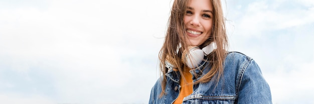 Free photo copy-space woman with headphones