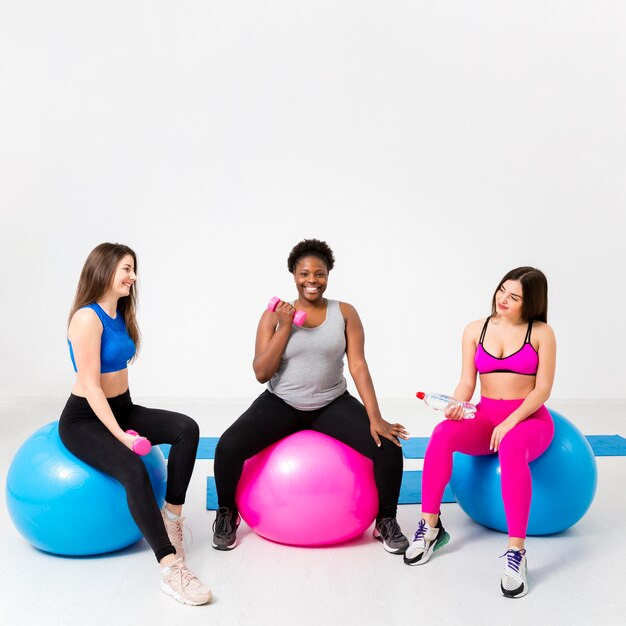 Copy-space women at fitness class