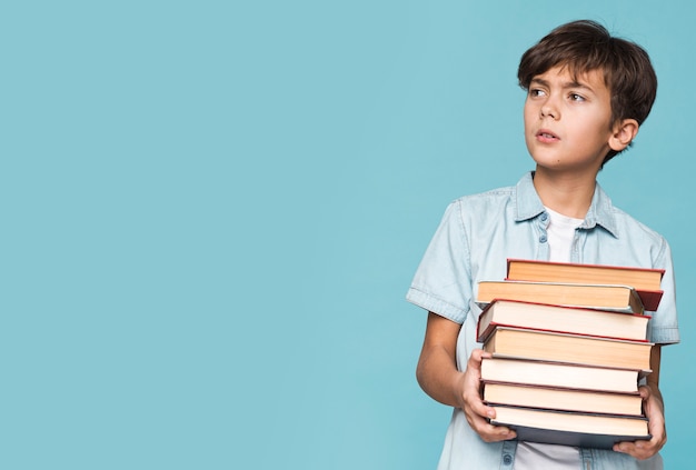 Copy-space молодой мальчик держит книги