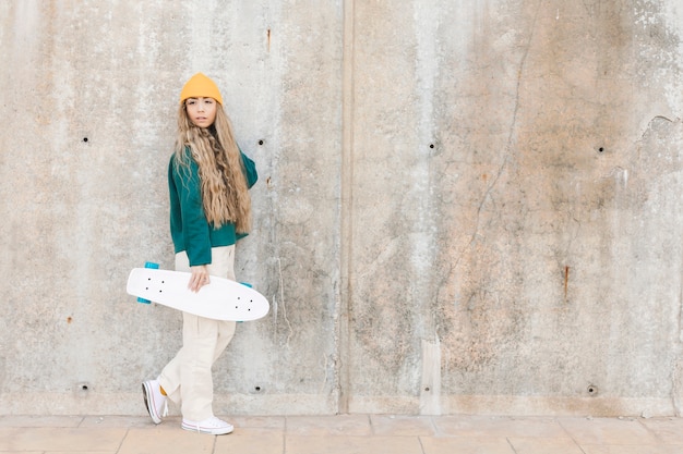 Копия пространство молодая женщина с скейтборд