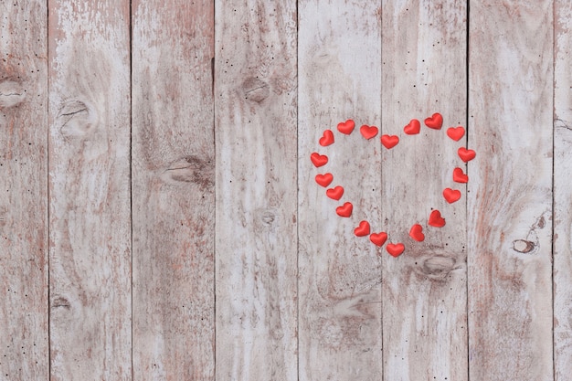 Foto gratuita corazones de peluche encima de una mesa de madera