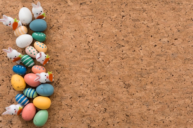 Sfondo sughero con uova di pasqua e conigli