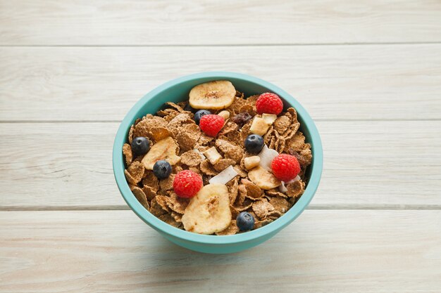 Corn flakes with berries and banana