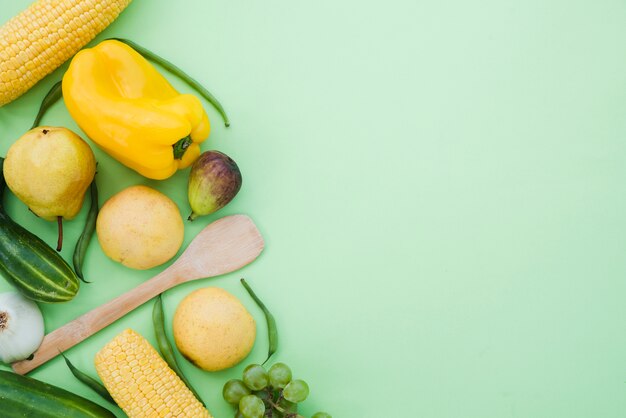 Кукуруза; желтый болгарский перец; огурец; груши; инжир; виноград и бобы на мятно-зеленом фоне