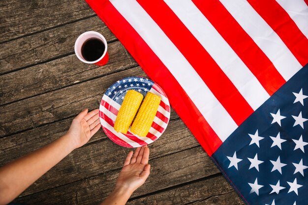Кукуруза на тарелке с американским символом