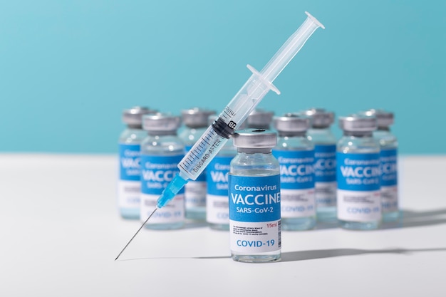 Free photo coronavirus arrangement with vaccine bottle and syringe