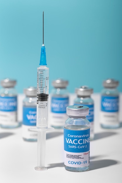 Free photo coronavirus arrangement with vaccine bottle and syringe