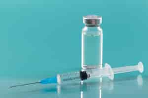 Foto gratuita disposizione del coronavirus con flacone di vaccino e siringa