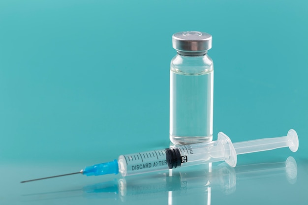 ワクチンボトルと注射器を備えたコロナウイルスの配置