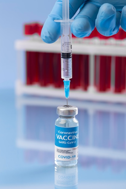 Ассортимент коронавируса с образцами крови и вакциной