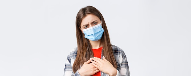 격리 사회적 거리와 감정 개념에 대한 코로나바이러스 발병 여가 아픈 동안 피로를 느끼는 여성은 의료 마스크를 쓰고 질병에 걸리는 covid19 접촉 폐