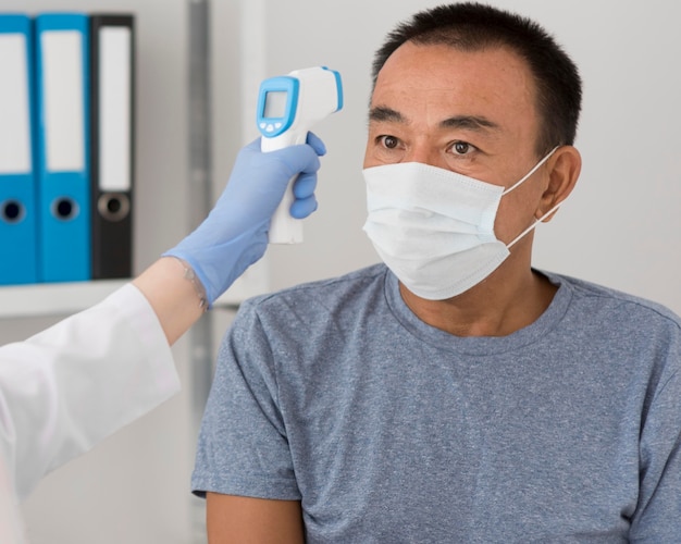 Free photo coronavirus sample procedure