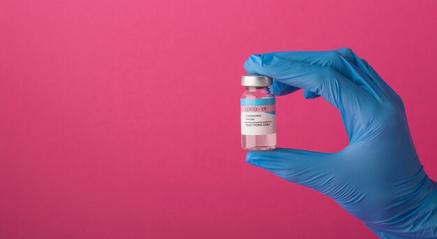 Ассортимент вакцины против коронавируса на розовом